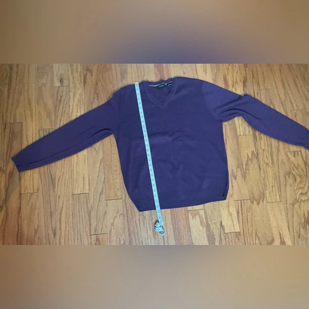 Van Heusen- Men's Purple V-Neck Sweater‎ Size M
